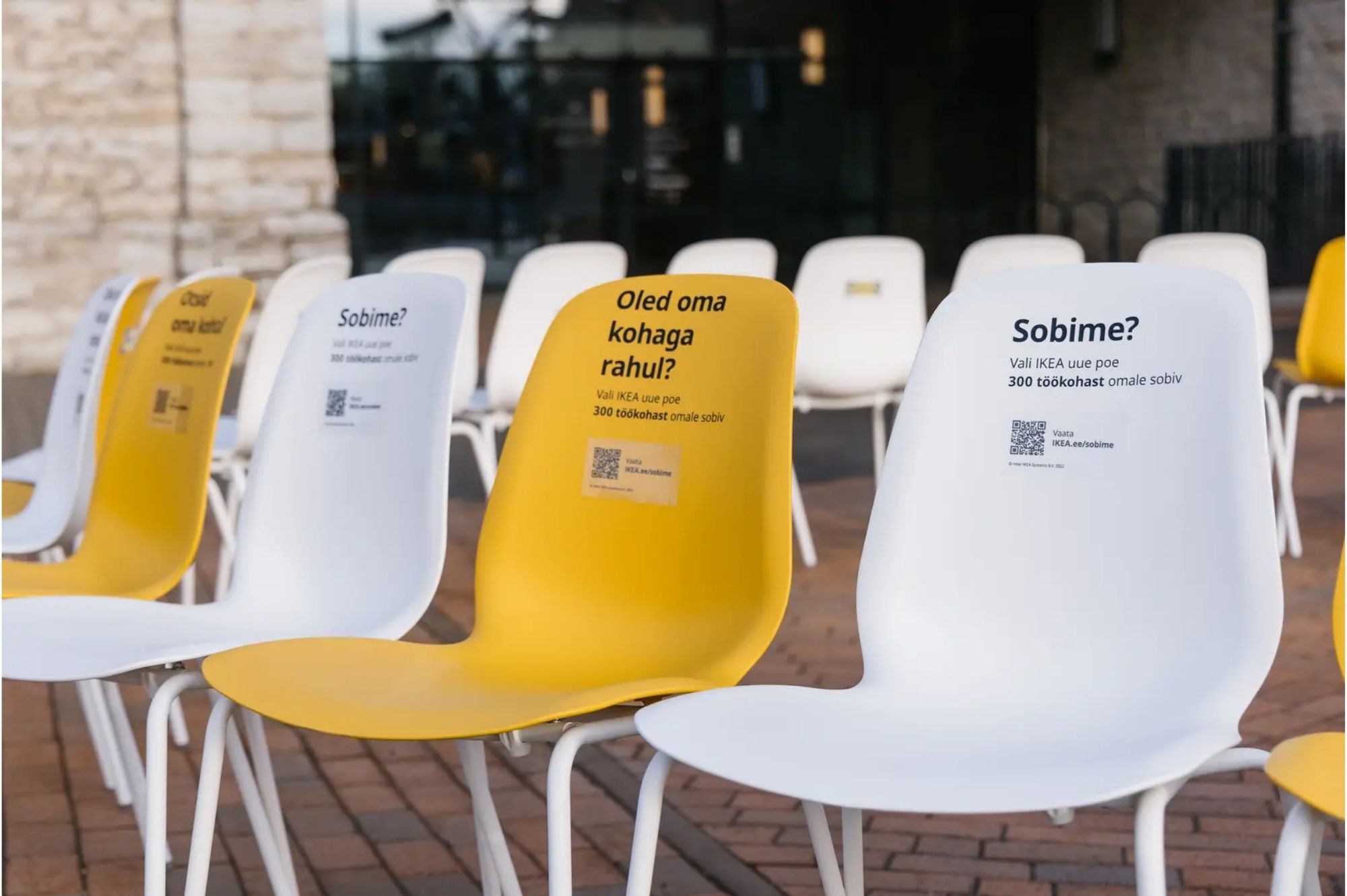 Рекламные стулья IKEA перед зданием рынка на Балтийском вокзале. Автор фото: IKEA.